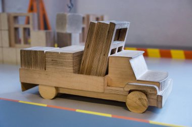 Ahşap Kamyon model windows oyuncak araba ile yüklü.
