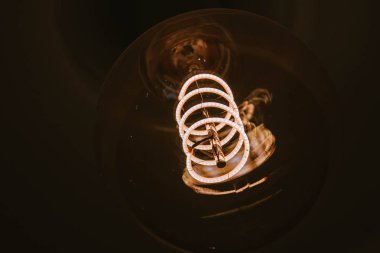 ışık lamba Edison ampul karanlık arka plan bulanık, Closeup sağ kenarlığını dan ile