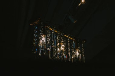 Akkor lambalar modern bir kafede. Oda iç, karanlık arka planda avize.