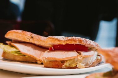 Tavuk, peynir, domates, salata bir plaka üzerinde taze sualtı sandviçle.