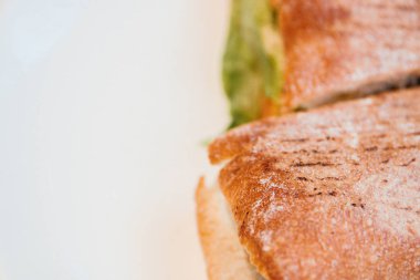 Tavuk, peynir, domates, salata bir plaka üzerinde taze sualtı sandviçle.