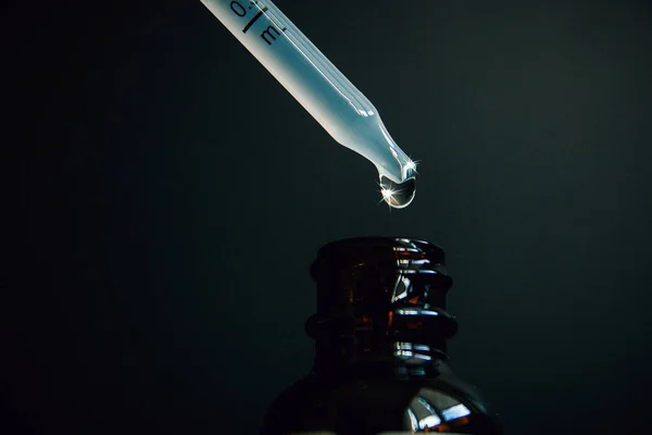 Kropla Spada Pipety Butelki Lek Homeopatyczny Zbliżenie Ciemnym Tle — Zdjęcie stockowe