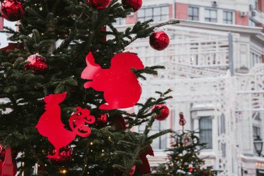 Noel ve Yılbaşı tatil arka plan. Süslemeleri. Sokaklarda Noel süsleri.