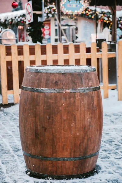 ahşap bir çit ve Noel süsleri arka plan üzerine bir tablo olarak kullanılan ahşap varil.