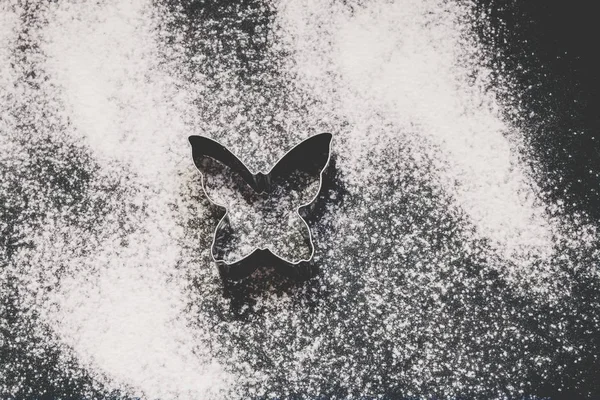Die Silhouette Des Schmetterlings Mit Weißem Mehl Auf Dunklem Hintergrund — Stockfoto
