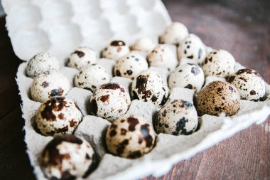 Küçük bıldırcın yumurtalarıyla desenli bahar arkaplanı. Eko ürünleri.