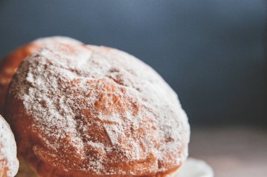 lezzetli donuts karanlık bir arka plan üzerinde doldurma ile pudra şekeri serpilir.
