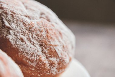 lezzetli donuts karanlık bir arka plan üzerinde doldurma ile pudra şekeri serpilir.