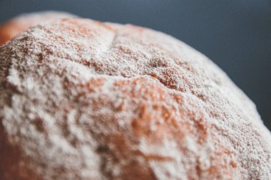 lezzetli donuts karanlık bir arka plan üzerinde doldurma ile pudra şekeri serpilir.