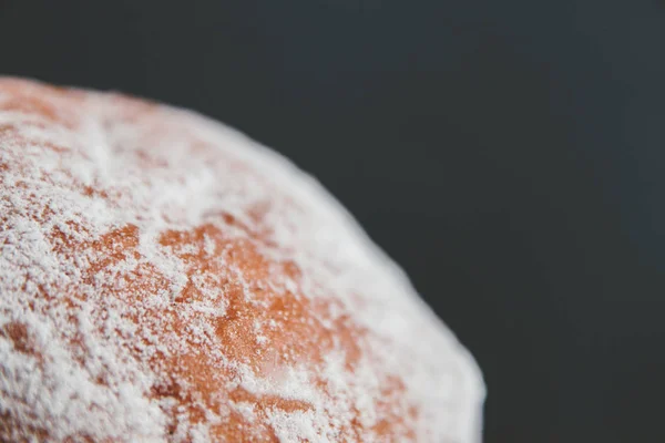 Deliciosas Rosquillas Salpicadas Azúcar Polvo Con Relleno Sobre Fondo Oscuro — Foto de Stock