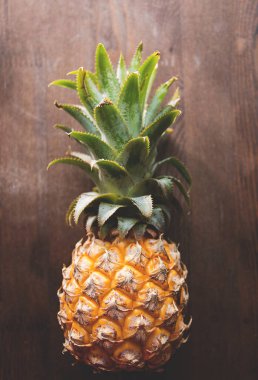 Ananas görünümünün, seçici odak ahşap arka plan üstte