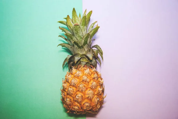 Piña en dos fondos de color, enfoque selectivo — Foto de Stock