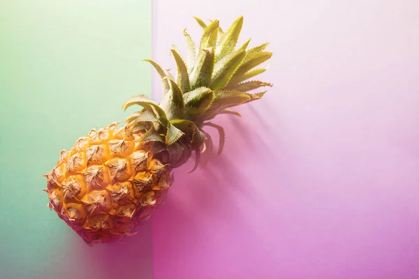 Piña en dos fondos de color, enfoque selectivo — Foto de Stock