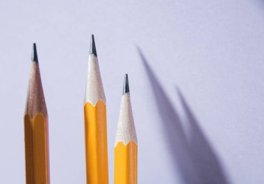 kopya alanı ile basit kalemler mor arka plan. seçici odak