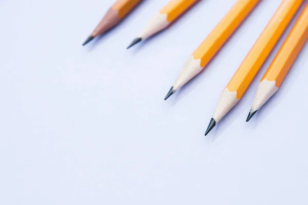 コピースペースでライラックの背景に5つのシンプルな鉛筆。選択的フォーカス — ストック写真