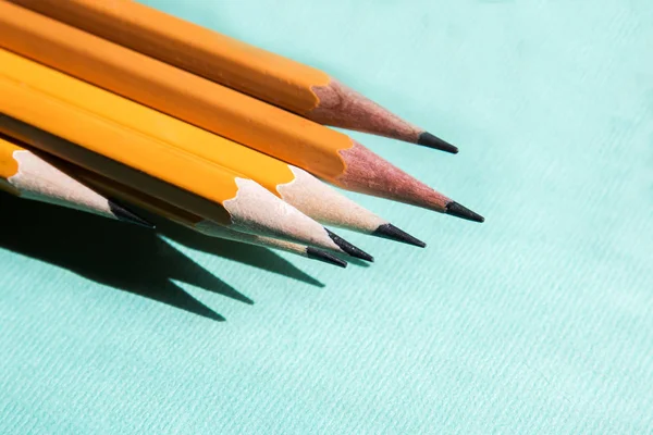 コピースペースを持つ5つのシンプルな鉛筆青の背景。選択的フォーカス — ストック写真