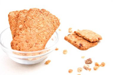 beyaz arka plan, seçici odak izole müsli çerezleri. Üstte görüntü