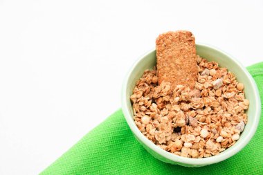 beyaz arka plan seçici odak izole bir kapta gevrek müsli kuru Kahvaltı, üst görünümü