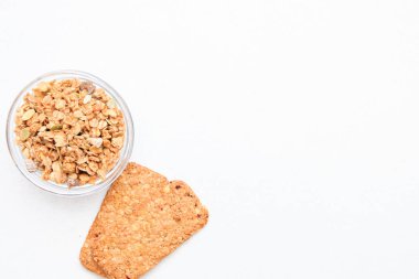 Gevrek müsli kuru Kahvaltı beyaz arka plan seçici odak izole, üst görünüm kopyalama alanı