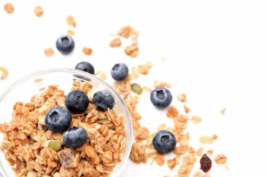 Gevrek müsli ve yaban mersini Kahvaltı lık gevrekbeyaz arka plan, seçici odak, üst görünüm izole