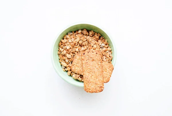 Crujiente muesli seco Desayuno en un tazón aislado sobre fondo blanco enfoque selectivo, vista superior — Foto de Stock