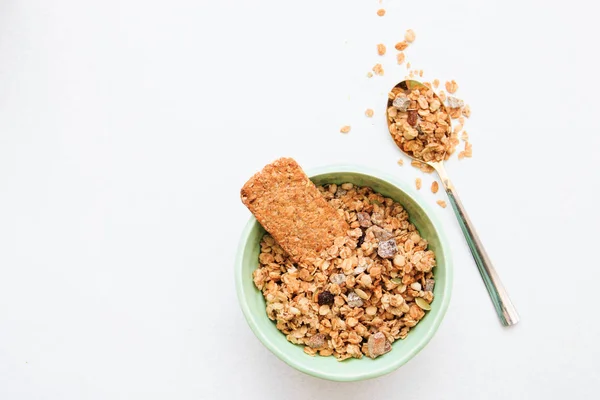 Muesli crujiente en boal y en cuchara seca Desayuno aislado sobre fondo blanco enfoque selectivo, vista superior — Foto de Stock