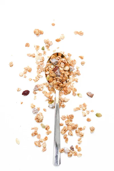 Crujiente muesli en una cuchara cereales de desayuno aislados sobre un fondo blanco, enfoque selectivo, vista superior — Foto de Stock