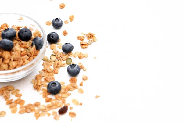 Crujiente muesli y arándano Cereales de desayuno aislados sobre fondo blanco, enfoque selectivo, vista superior — Foto de Stock