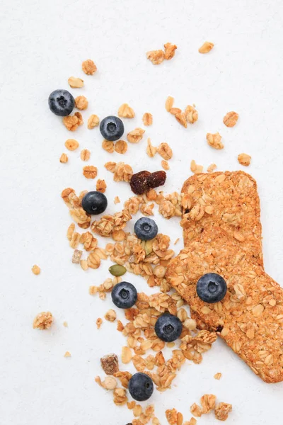 Galletas crujientes de muesli y arándanos Cereales de desayuno aislados sobre fondo blanco, enfoque selectivo, vista superior — Foto de Stock