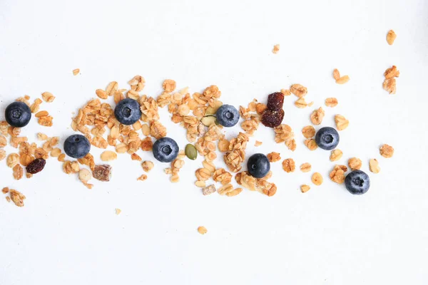 Crujiente muesli y arándano Cereales de desayuno aislados sobre fondo blanco, enfoque selectivo, vista superior — Foto de Stock