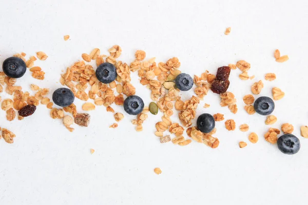 Crujiente muesli y arándano Cereales de desayuno aislados sobre fondo blanco, enfoque selectivo, vista superior — Foto de Stock