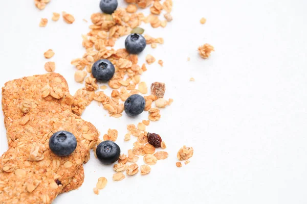 Galletas crujientes de muesli y arándanos Cereales de desayuno aislados sobre fondo blanco, enfoque selectivo, vista superior — Foto de Stock