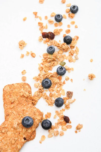 Cookie-uri crocante muesli și cereale pentru micul dejun izolate pe fundal alb, focalizare selectivă, vedere de sus — Fotografie, imagine de stoc