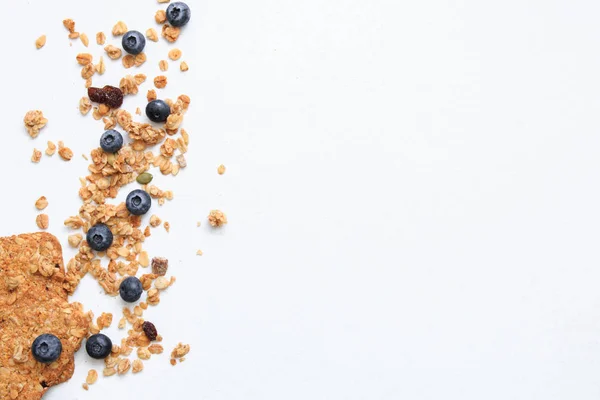 Galletas crujientes de muesli y arándanos Cereales de desayuno aislados sobre fondo blanco, enfoque selectivo, vista superior — Foto de Stock