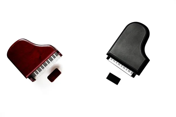 Miniaturní klasické klavírní klávesnice izolované na bílém pozadí — Stock fotografie