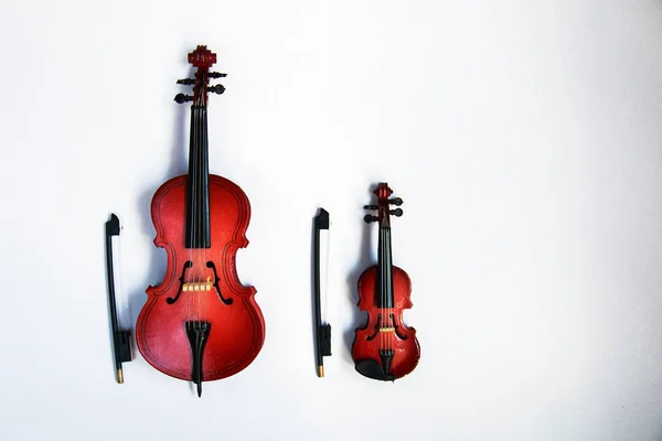 Klasické strunové nástroje violoncello a housle izolované na bílém pozadí — Stock fotografie