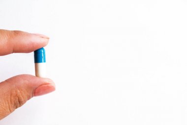 kapsüllü el Beyaz arka planda izole, metin için boşaltmak, seçici odak, üst görünüm. Ağrı ilaçlar, sağlık, bağımlılık kavramı tedavisi için haplar