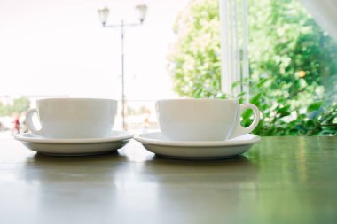 yaz kafede masada taze cappuccino kahve iki fincan