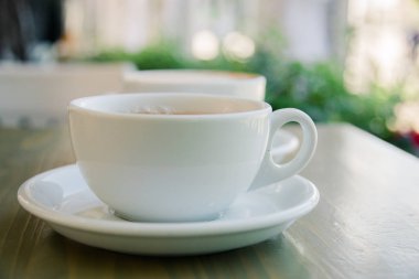 Yaz kafede masada taze kapuçino kahve fincan