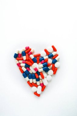 Beyaz arka planda yalıtılmış çok renkli kapsüller, metin için boşaltmak, seçici odak, üst görünüm. İlaç istismarı kavramının tedavisi için ağrı ilaçları, sağlık, haplar
