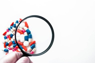 Beyaz arka planda yalıtılmış çok renkli kapsüller, metin için boşaltmak, seçici odak, üst görünüm. İlaç istismarı kavramının tedavisi için ağrı ilaçları, sağlık, haplar