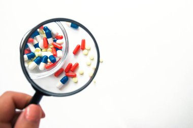 Beyaz arka planda yalıtılmış çok renkli kapsüller, metin için boşaltmak, seçici odak, üst görünüm. İlaç istismarı kavramının tedavisi için ağrı ilaçları, sağlık, haplar