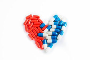 Beyaz arka planda yalıtılmış çok renkli kapsüller, metin için boşaltmak, seçici odak, üst görünüm. İlaç istismarı kavramının tedavisi için ağrı ilaçları, sağlık, haplar