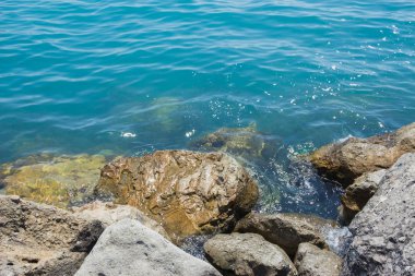 Karadeniz'in mavi sularının ve kıyıdaki kıyı kayalıklarının manzarası