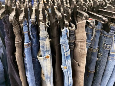 geçen yılki koleksiyonu, mobil görüntü bir indirim ile markalı giysilerin stok perakende mağaza