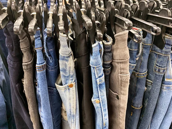 Loja de varejo estoque de roupas de marca com um desconto da coleção do ano passado, imagem móvel — Fotografia de Stock