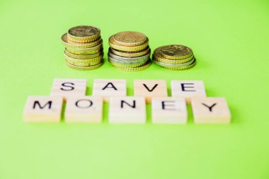 Finans, iş bankacılığı ve finansal kavramın geleceği. Flatlay Euro sent ve kübik harfler yeşil renk arka plan üzerinde tasarruf. Seçici odaklama