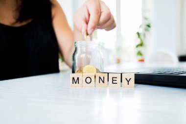 Finans, iş bankacılığı ve finansal kavramın geleceği. Masada oturan ev hanımı ve Finans, Ekonomi hesaplama yol açar