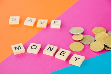 Finans, iş bankacılığı ve finansal kavramın geleceği. Flatlay eurocents ve ahşap harflerin kelime tasarruf.