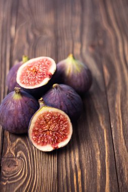 Tahta bir masada taze incir. Sağlıklı Akdeniz incirleri. Güzel mavi incirler, seçici odaklanma